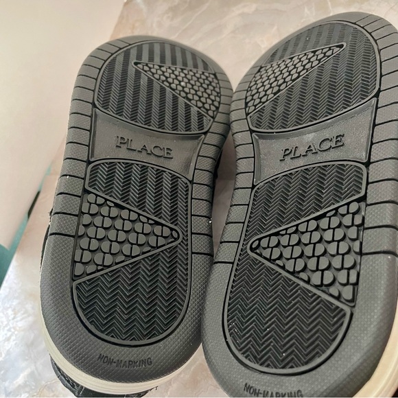 Children’s Place boys sneaker. Leather upper balance man. Size US 4. New - Picture 8 of 11